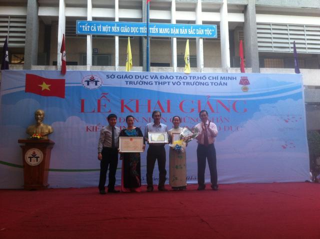 Ông Trần Hữu Trí - Bí thư quận ủy trao giấy chứng nhận kiểm định chất lượng giáo dục cho lãnh đạo trường THPT Võ Trường Toản
